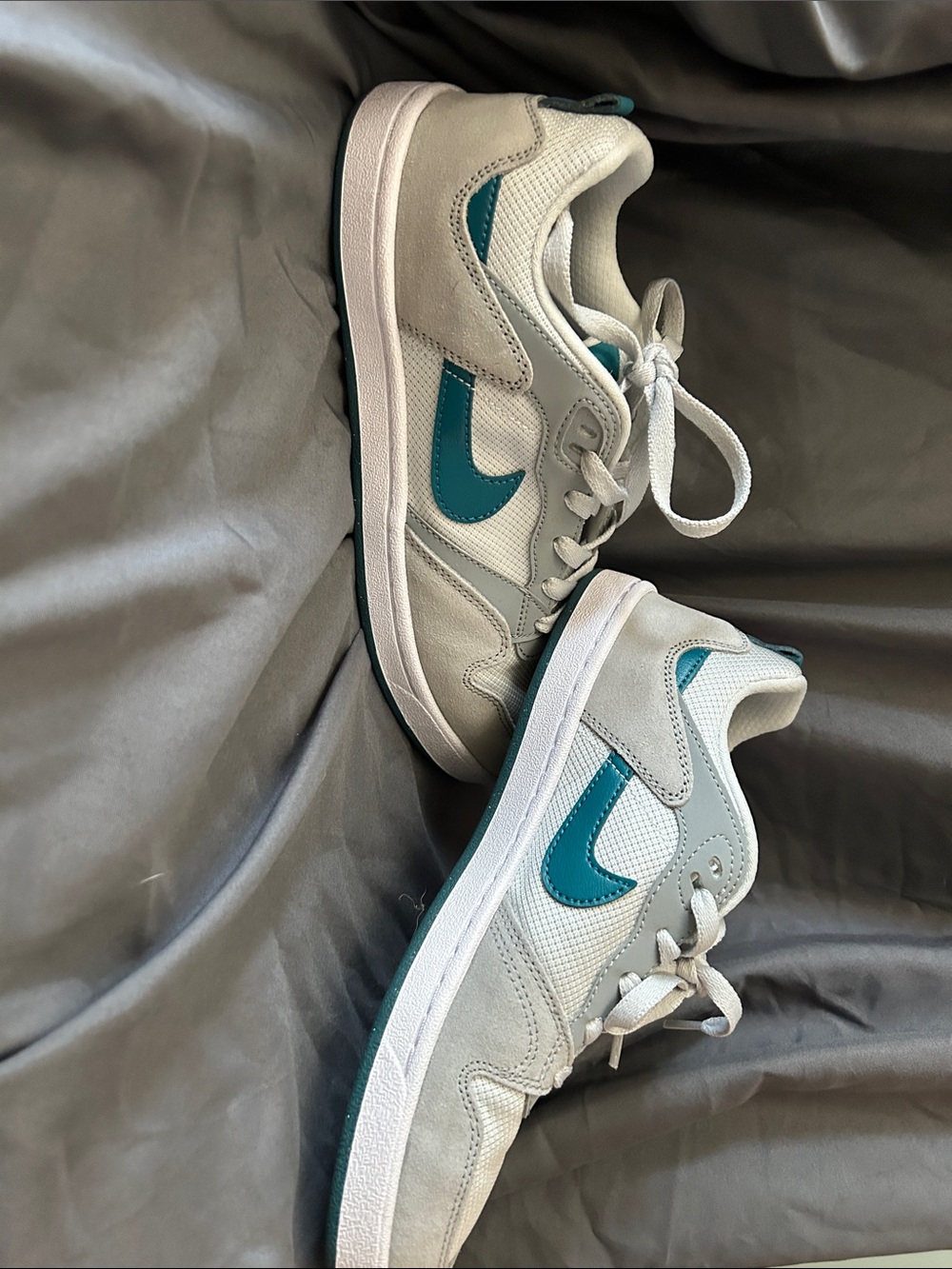 Nike SB Alleypop Sneakers in Teal and Light Gray Size 7Y can fit women’s 8.5